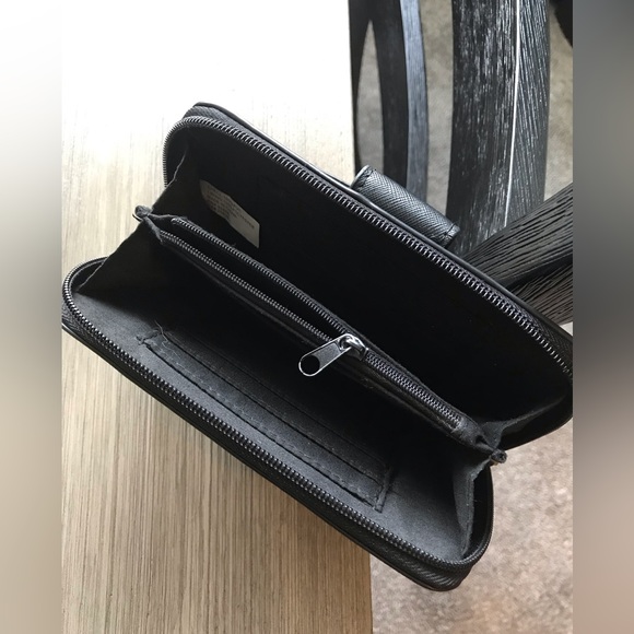 Guess Wallet Black With Wrist Strap - Picture 3 of 5